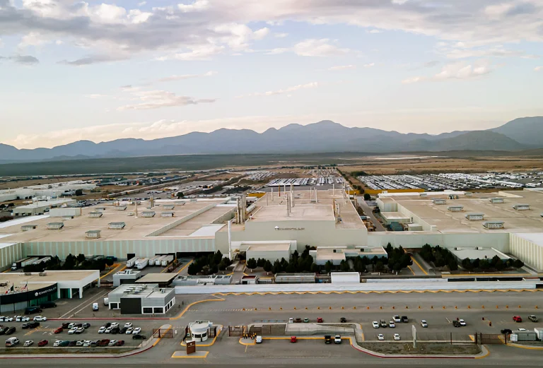 Dron kontrolujúci stav budovy