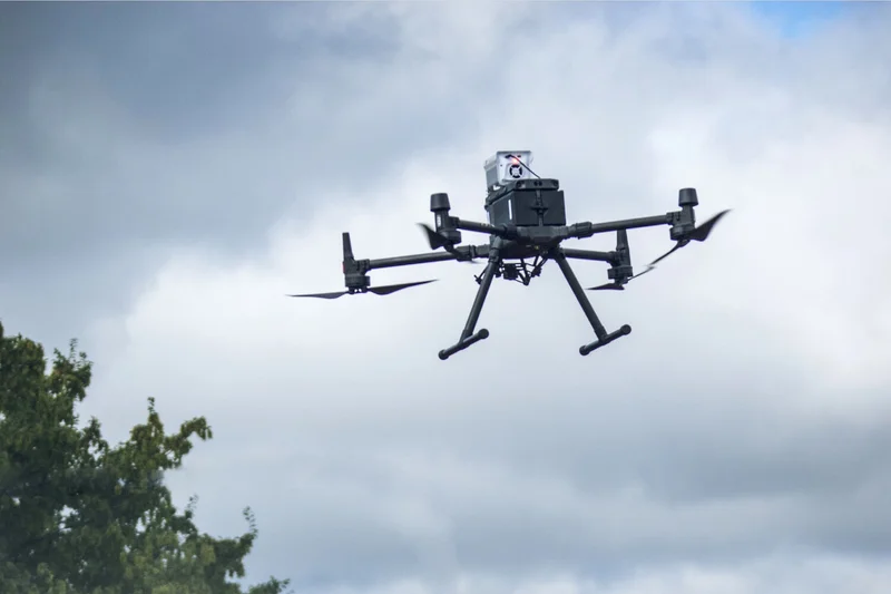 Dron pri inšpekcii plynovodu